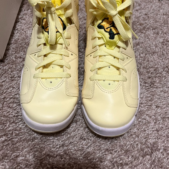 Nike Jordan Light Yellow Athletic Shoes w/ rose